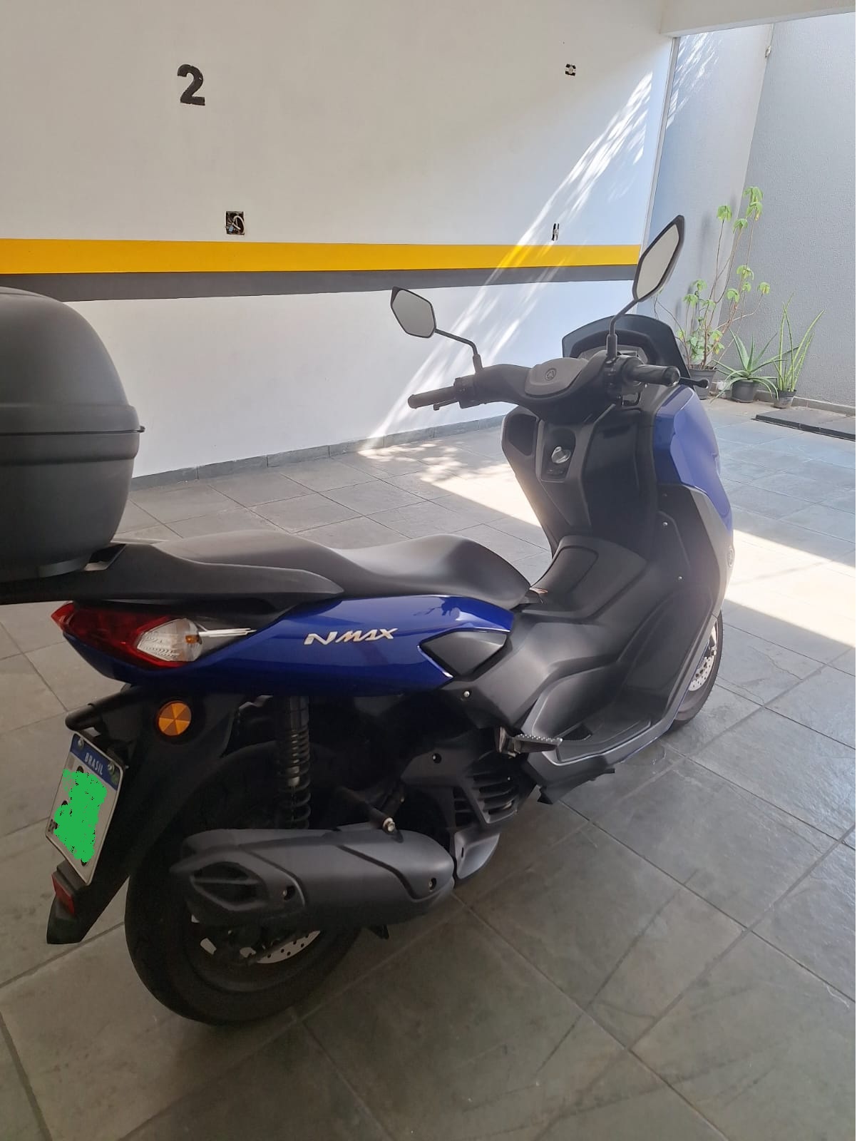 Vista traseira da Yamaha NMAX 160 ABS com baú