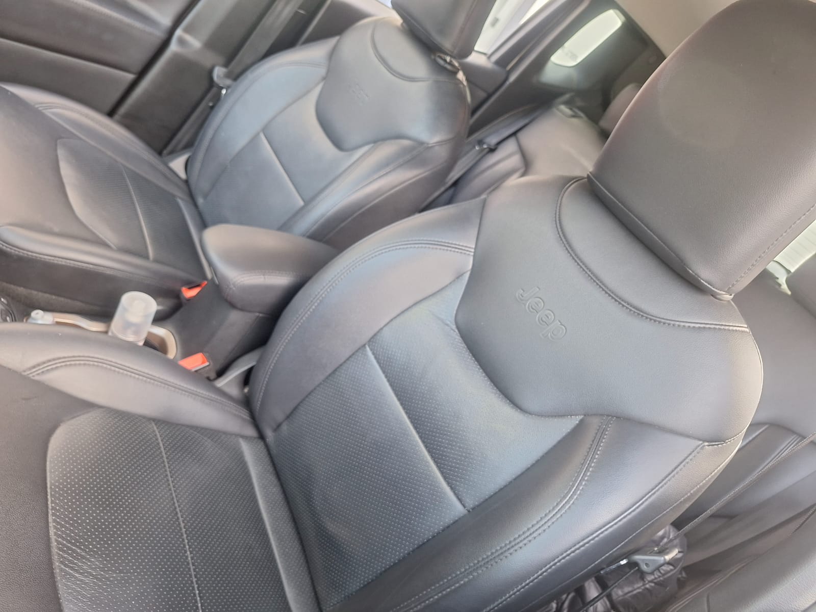 Interior do Jeep Renegade Automático com bancos dianteiros em couro