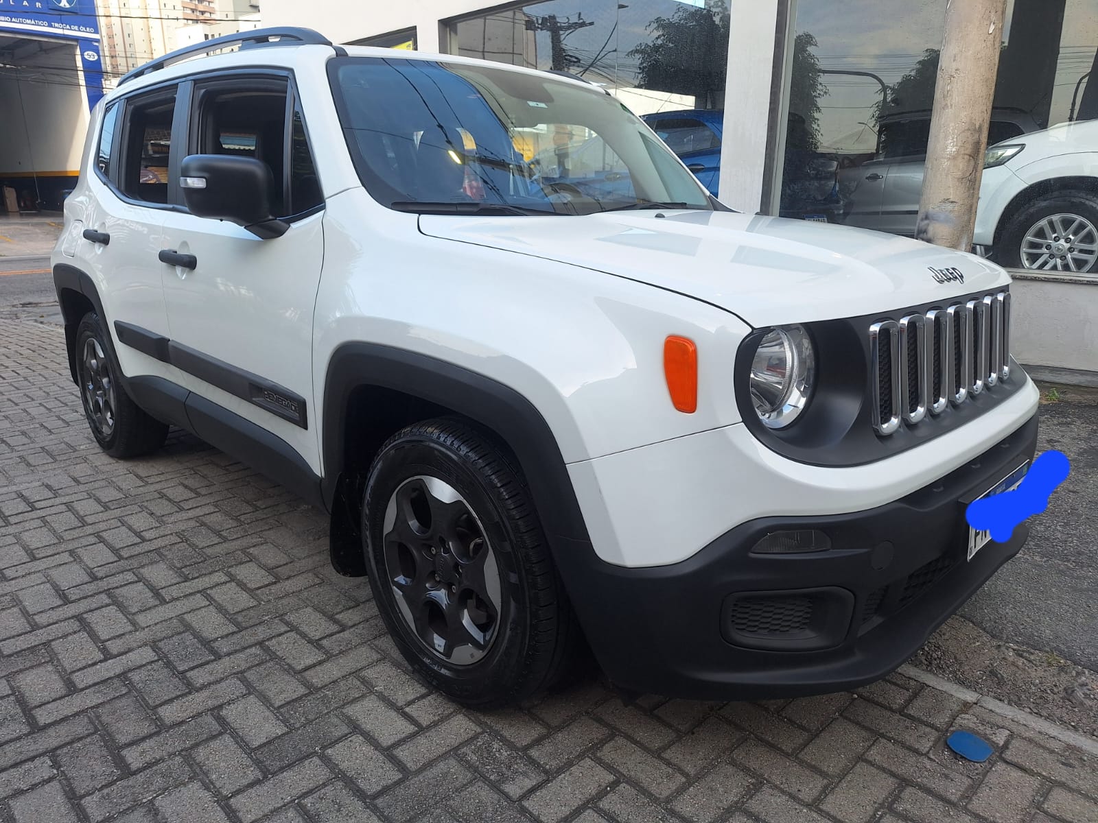 Jeep Renegade Automático em ângulo dianteiro lateral