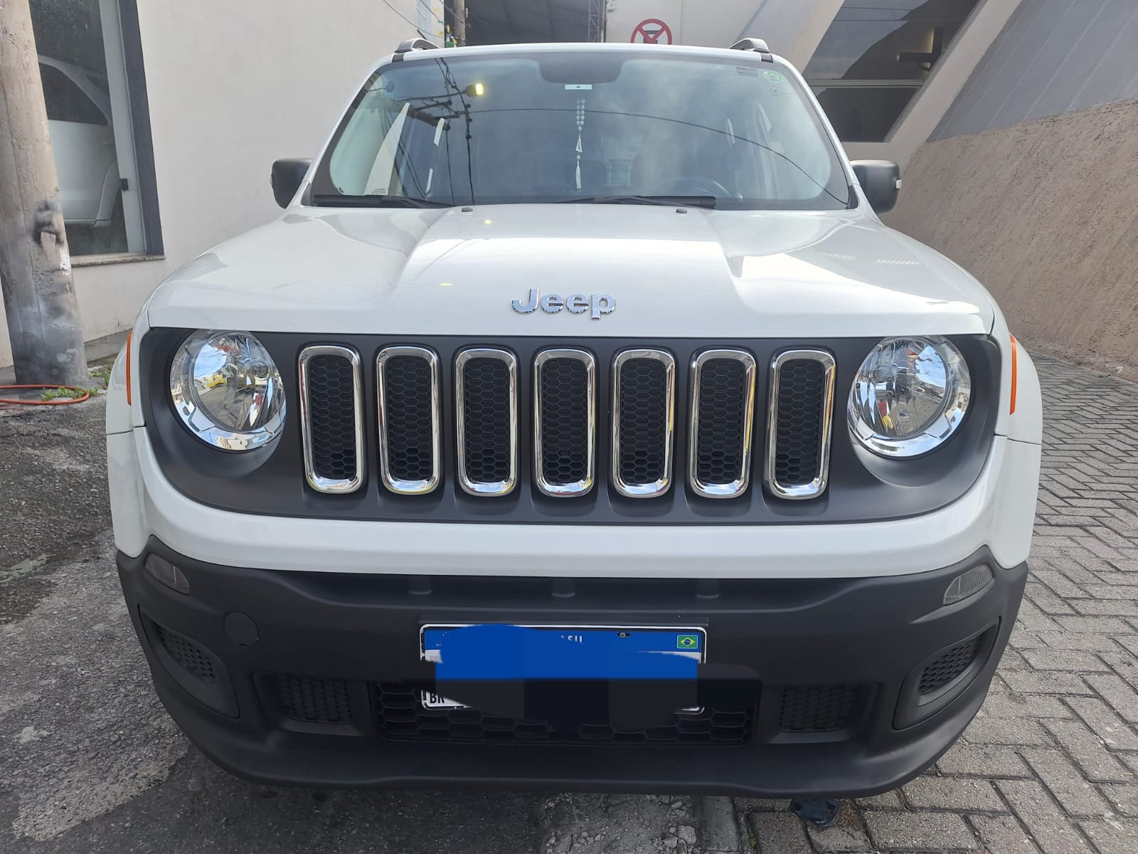 Frente do Jeep Renegade com grade cromada e faróis originais