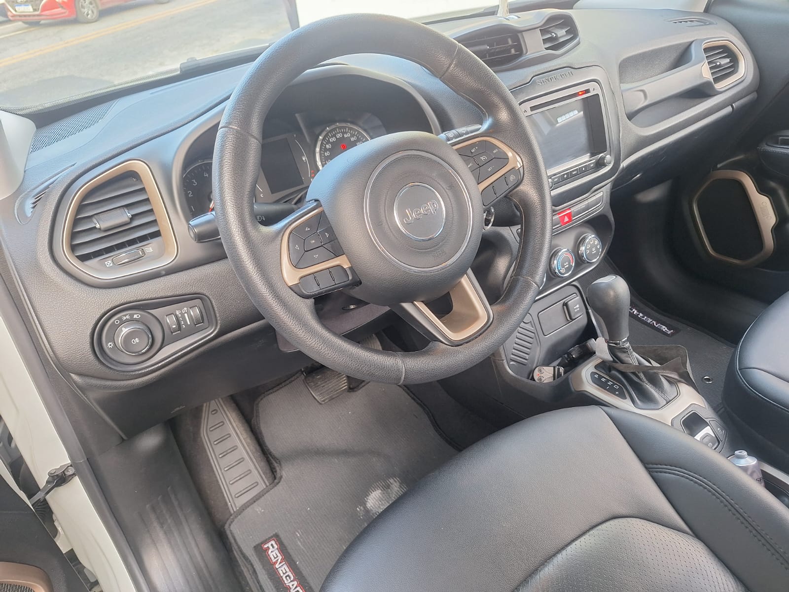 Painel do Jeep Renegade com volante multifuncional e central multimídia