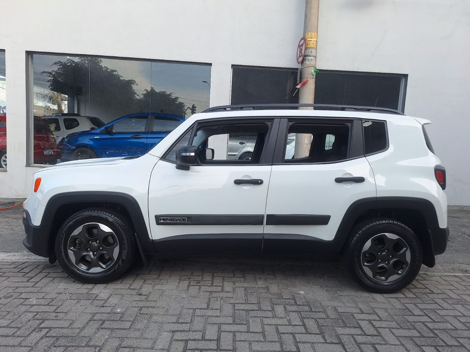 Lateral do Jeep Renegade branco à venda em Santo André