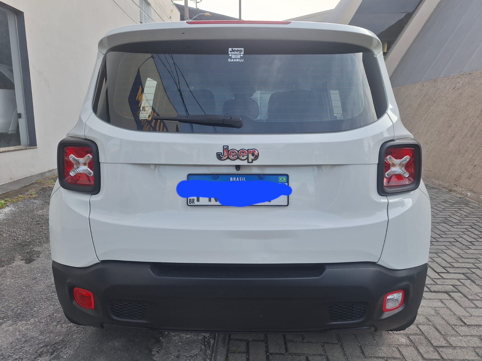 Traseira do Jeep Renegade branco com lanternas em X