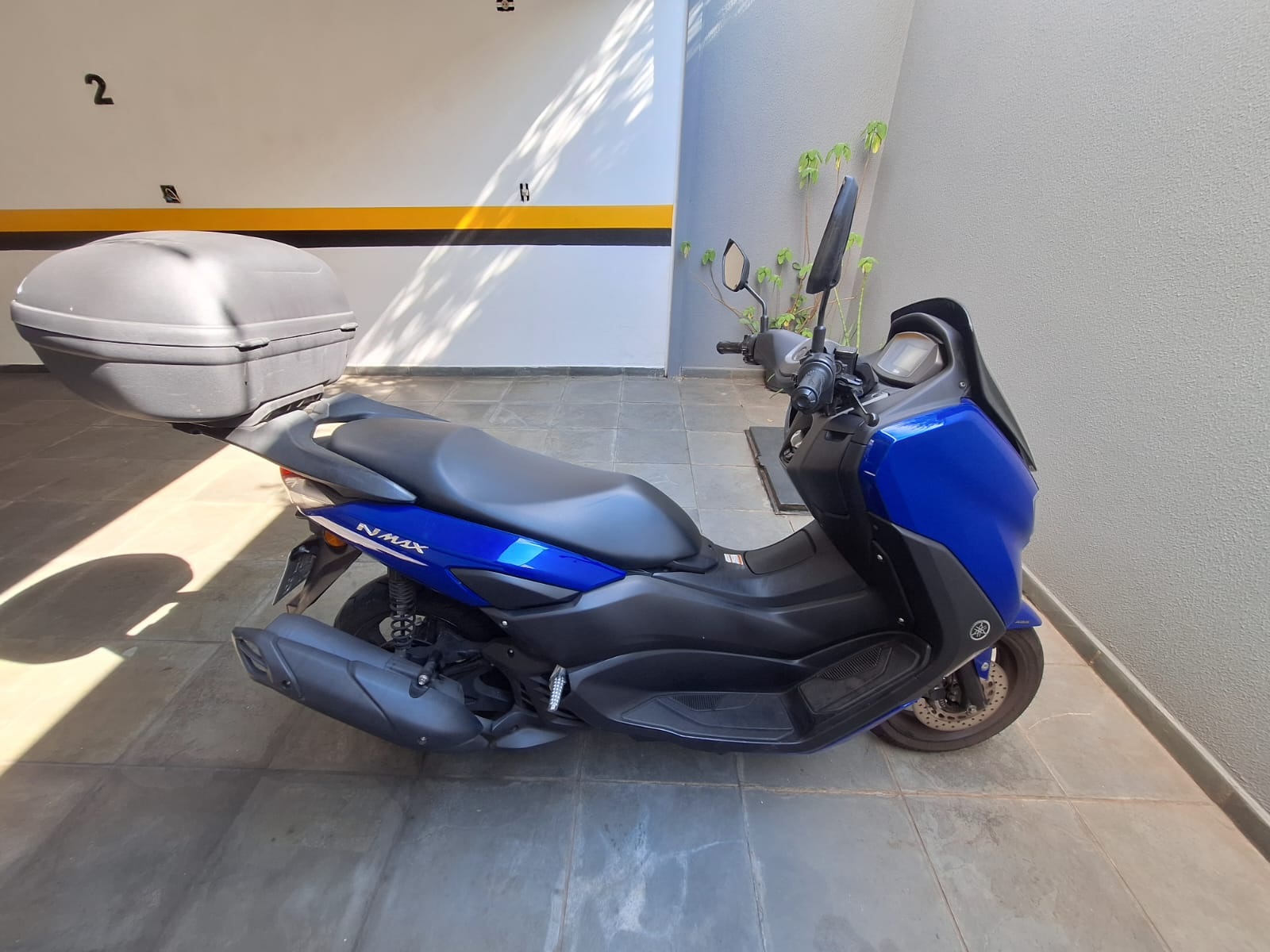 Yamaha NMAX 160 ABS com baú de bagagem instalado