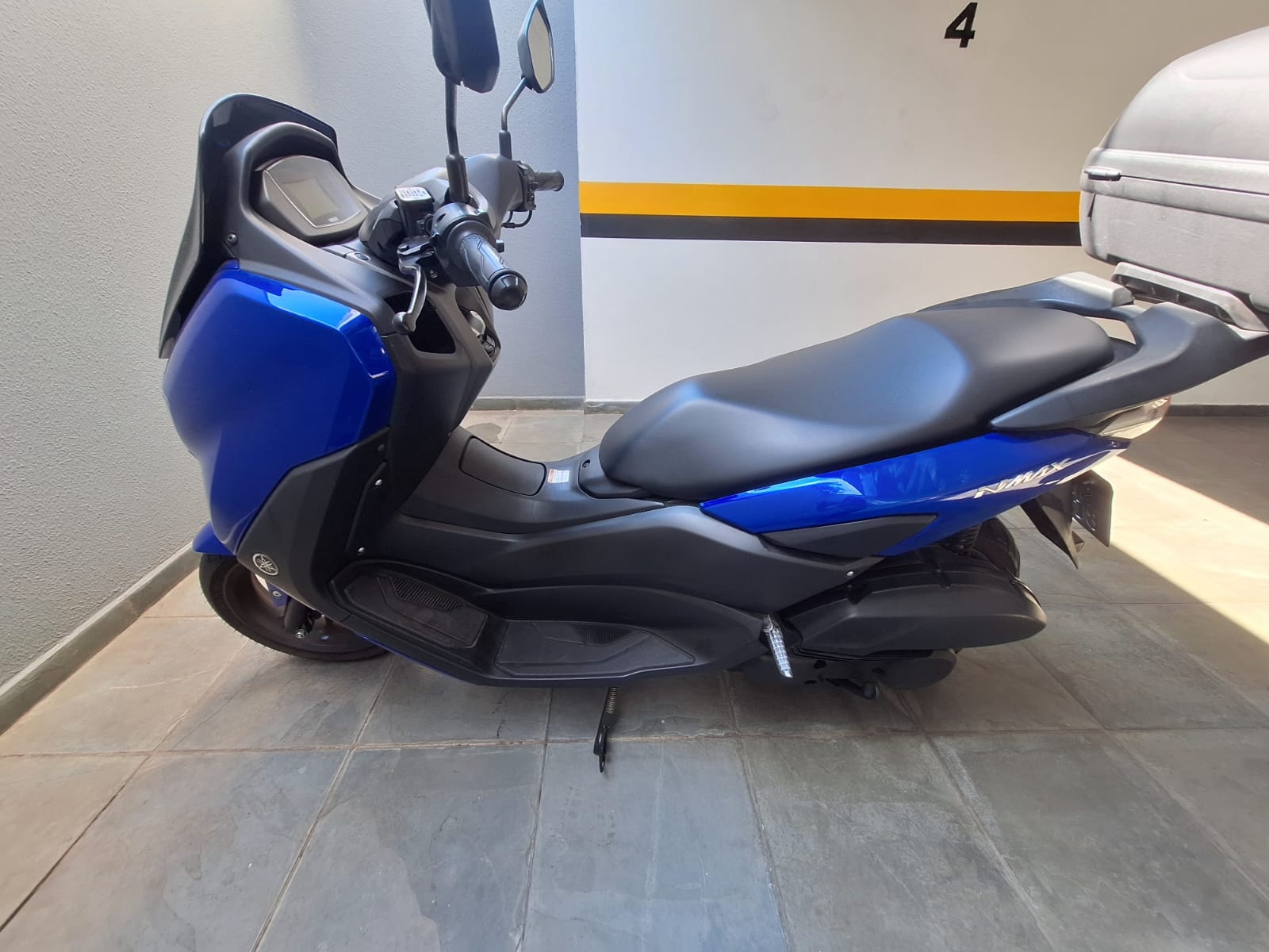 Yamaha NMAX 160 ABS azul em vista lateral esquerda