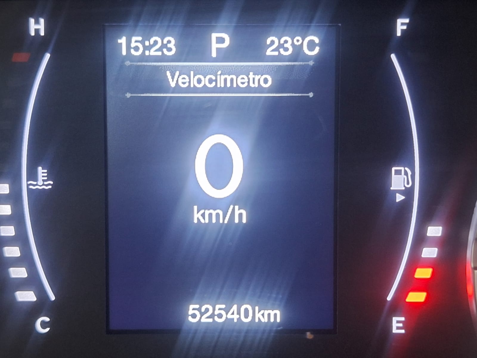 Painel de instrumentos do Jeep Renegade mostrando 52.540 km de baixa quilometragem
