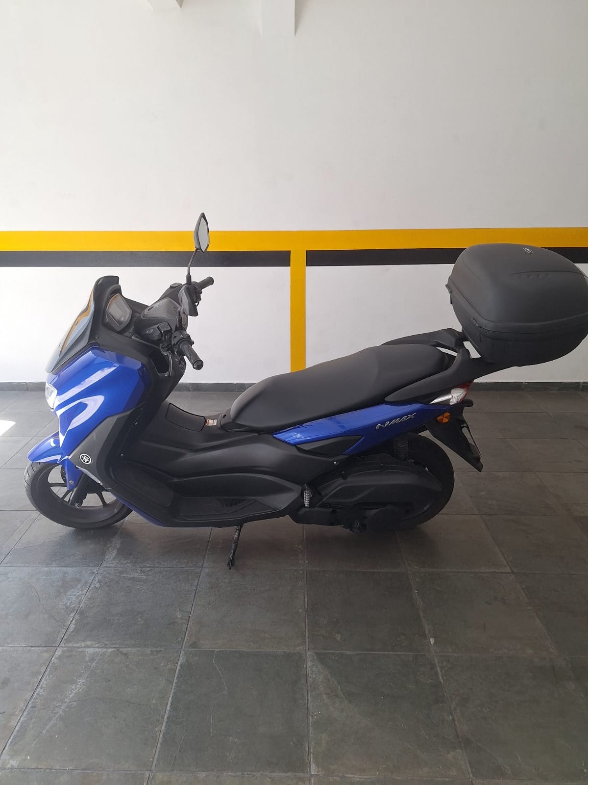 Yamaha NMAX 160 ABS azul em vista lateral direita completa