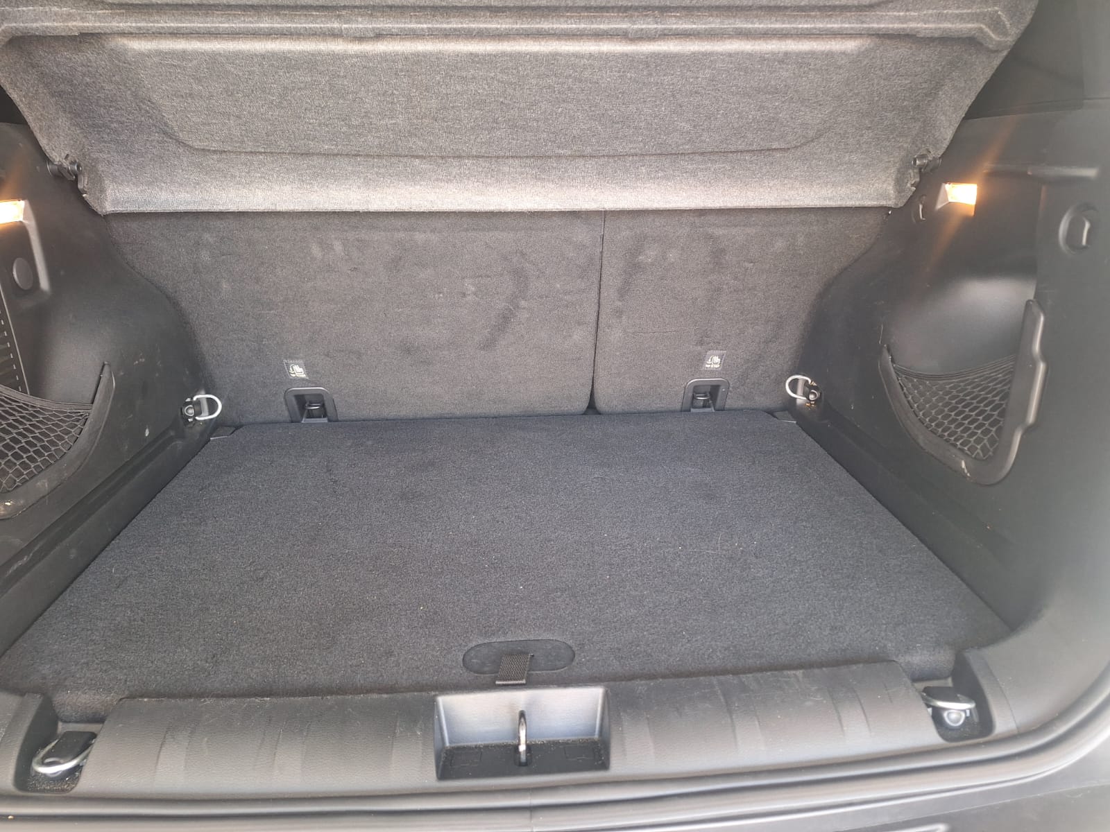 Porta-malas do Jeep Renegade amplo e forrado
